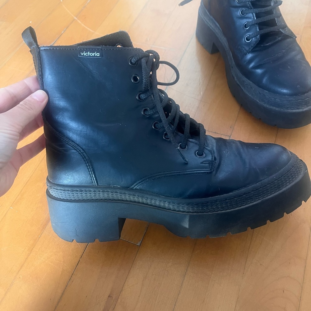 Black leather, spanish brand booties